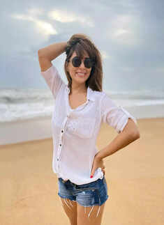 This new kissing picture of Kim Sharma and Leander Paes from their Christmas celebration screams love