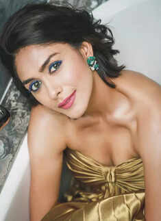 Mrunal Thakur tests positive for Covid-19; her glamorous pictures go viral