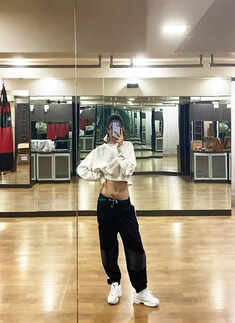 Sushmita Sen&rsquo;s daughter Renee flaunts her toned abs in this new mirror selfie