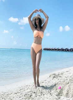 Sunny Leone casts a spell with her new mesmerising pictures in a floral bikini