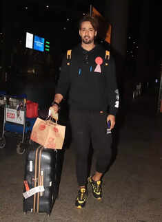 #ETimesSnapped: From Deepika Padukone to Janhvi Kapoor, paparazzi pictures of your favourite celebs