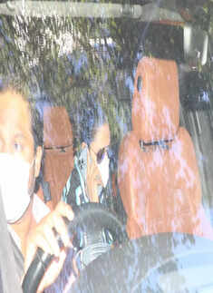 #ETimesSnapped: From Shamita-Raqesh to Urfi Javed, paparazzi pictures of your favourite celebs