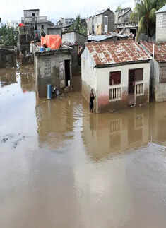 Floods displace thousands in Haiti; see pics