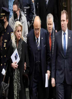 New York: Thousands attend funeral for slain NYPD officer