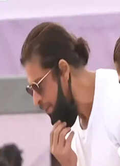 These pictures of Shah Rukh Khan offering Dua for Lata Mangeshkar at her funeral will leave you emotional