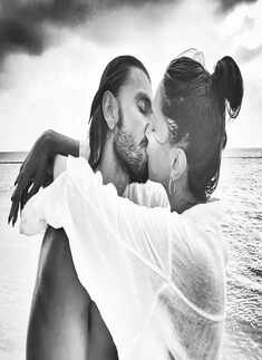 This kissing picture of Deepika Padukone and Ranveer Singh is breaking the internet