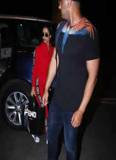 This romantic picture of Malaika Arora and Arjun Kapoor on Valentine&rsquo;s Day scream love