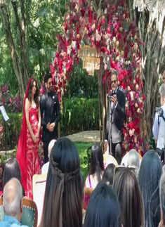 Inside pictures from Farhan Akhtar and Shibani Dandekar's dreamy wedding go viral