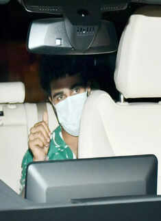 Kareena Kapoor had a gala fam-jam day with Karisma Kapoor, Tara Sutaria, Neetu Kapoor and rest of the Kapoor clan