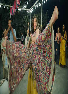 From flaunting her &lsquo;Boho mehendi&rsquo; to dancing with BFFs, Shibani Dandekar shares fun-filled pictures with Farhan Akhtar