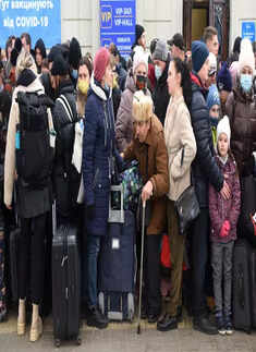 40 tear-jerking pictures of Ukrainians who fled their country amid Russian invasion