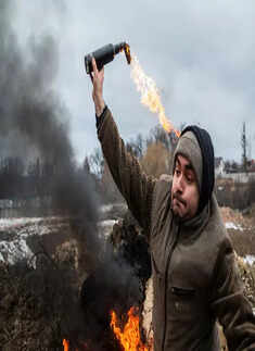 Ukrainians train with Molotov cocktails