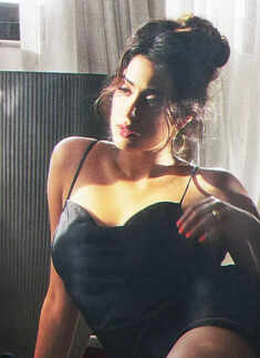 New workout pictures of Janhvi Kapoor flaunting her toned abs will surely motivate you to hit the gym