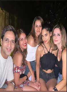 Lovely pictures of Hrithik Roshan, Saba Azad partying with Sussanne Khan, Arslan Goni go viral