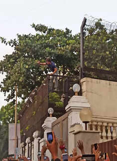 Shah Rukh Khan greets fans with selfies and signature pose; fans call it &lsquo;Perfect Eidi&rsquo;