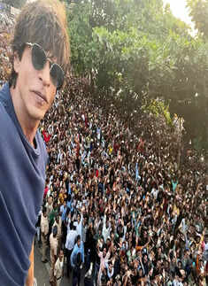 Shah Rukh Khan greets fans with selfies and signature pose; fans call it &lsquo;Perfect Eidi&rsquo;