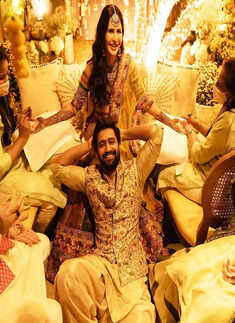 This mushy pool picture of Katrina Kaif and Vicky Kaushal will leave you asking for more