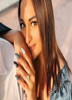 Pictures of Sonakshi Sinha flaunting her diamond ring spark engagement rumours
