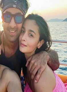Post announcing pregnancy, this romantic picture of Alia Bhatt and Ranbir Kapoor is winning the internet