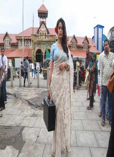 Mallika Sherawat, aka Gulabo, was spotted at Bandra Station in search of Mahboob from 'RK/Rkay'