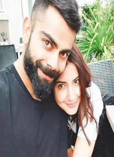 This mirror selfie of Anushka Sharma flaunting her toned physique will make you want to hit the gym!