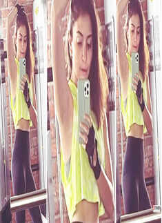 This mirror selfie of Anushka Sharma flaunting her toned physique will make you want to hit the gym!