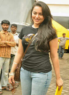 Sonakshi spotted @ Mehboob Studios