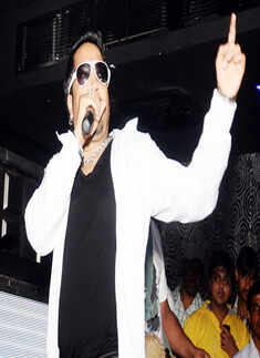 Mika performs @ Jynxxx