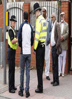 London riots: Looting and violence continues