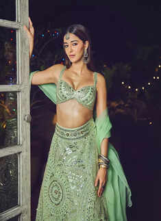 These images of Ananya Panday in midriff-baring outfit will leave you mesmerised!