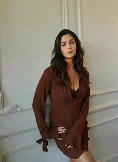 Alia Bhatt rings in New Year with Ranbir Kapoor and close friends, see pictures from her pyjama party