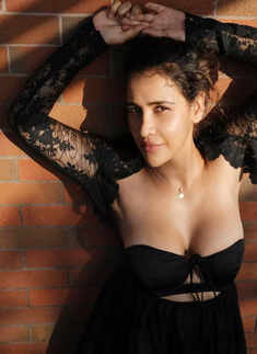 Aisha Sharma sets temperatures soaring with her new breathtaking pictures