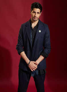 Sidharth Malhotra and Kiara Advani's first wedding pictures out, couple looks regal in dreamy ceremony