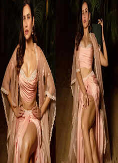 Sonnalli Seygall is teasing the cyberspace with her gorgeous pictures