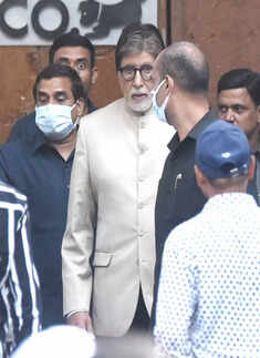 #ETimesSnapped: From Hrithik Roshan-Saba Azad to Uorfi Javed-Neha Bhasin, paparazzi pictures of your favourite celebs