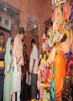 Priyanka visits 'Andheri Cha Raja'