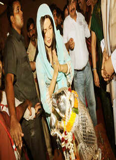 Priyanka visits 'Andheri Cha Raja'