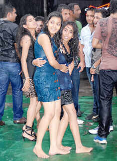 'Rain Dance' party @ Hotel Sun N Sand