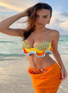 ​Emily Ratajkowski sets hearts racing with her captivating photos​