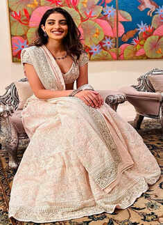 ​Navya Nanda is a treat for sore eyes in traditional outfits​