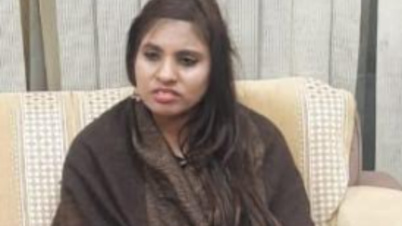 Anju Nasrullah: After marrying Pakistani man she met through Facebook,  Indian woman Anju returns via Attari border to meet her children | Amritsar  News - Times of India