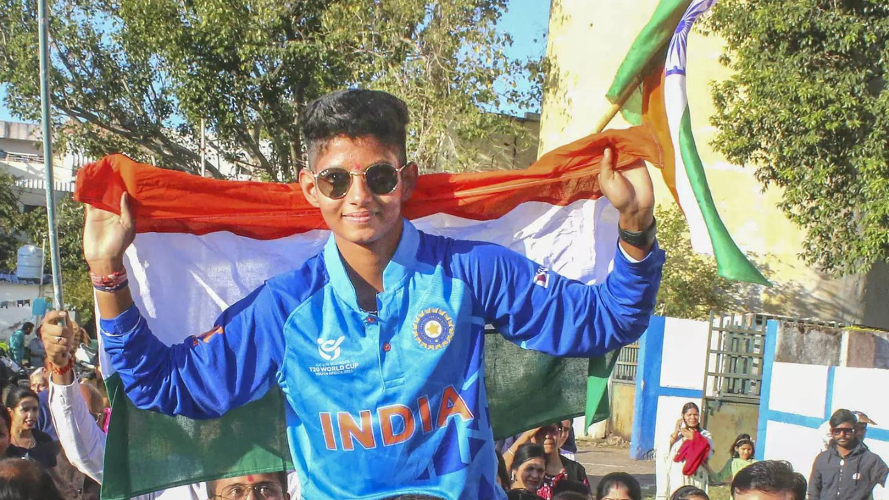 18-year-old cricket star sponsoring others to chase dreams, with