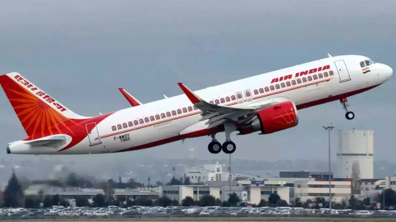 Air India passenger’s refusal of in-flight food raises suspicion, leads to arrest for smuggling gold at D – The Times of India 