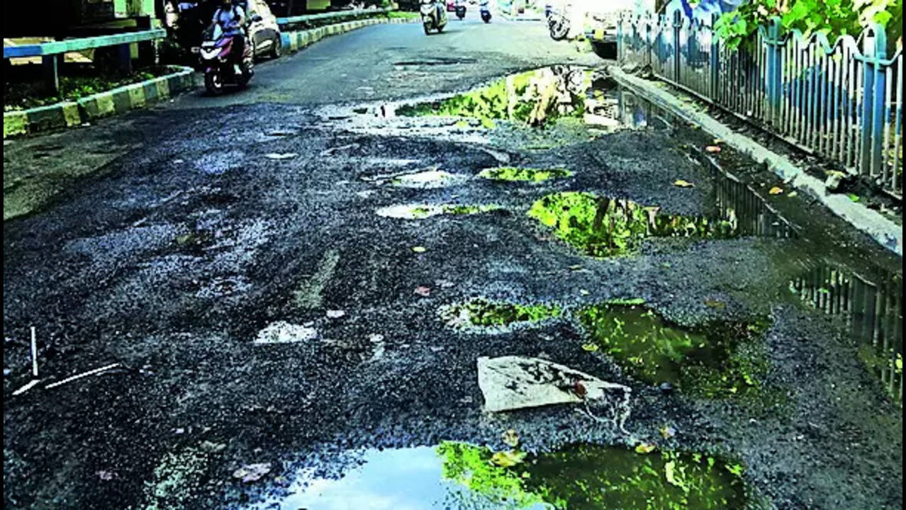 Potholes Resurface: Potholes resurface on major Kolkata roads after heavy  showers | Kolkata News - Times of India
