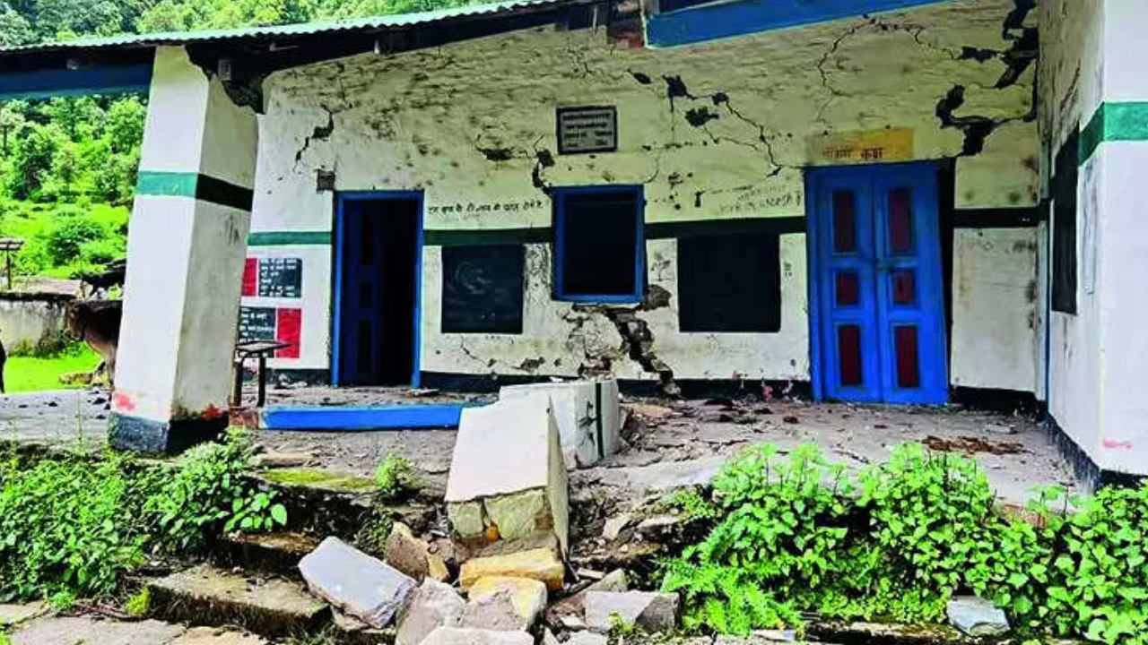 CJP School Thik Karo Campaign In Uttarakhand :- उत्तराखंड में कॉकरोच जनता पार्टी का ‘स्कूल ठीक करो अभियान’ सरकार को दिया 10 दिन का अल्टीमेटम !