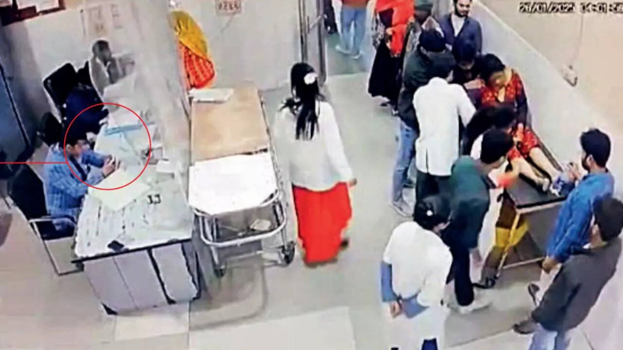Doctor Allegedly Watches Videos on Phone as Woman Dies in Mainpuri Hospital