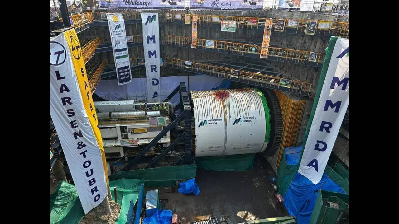 Orange Gate-Marine Drive tunnel to run below 700 bldgs, Fadnavis