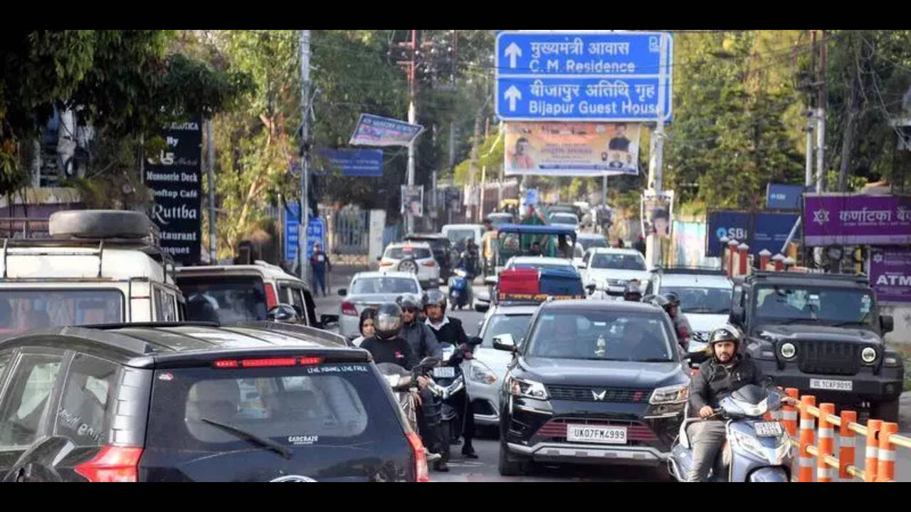 Dehradun Weekend Traffic Jam :- वीकेंड पर घर से बाहर निकलना हुआ मुश्किल, देहरादून में ट्रैफिक बना पुलिस के लिए सिरदर्द !