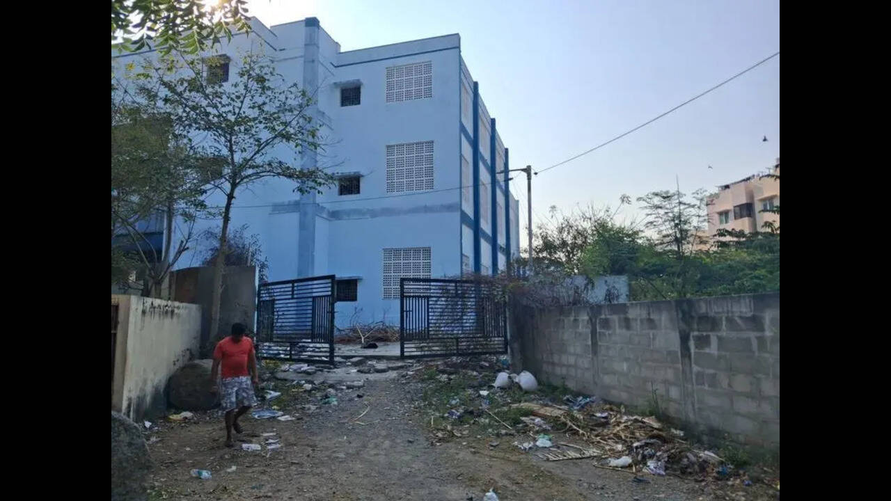 Locals face long walk to Puzhuthivakkam station