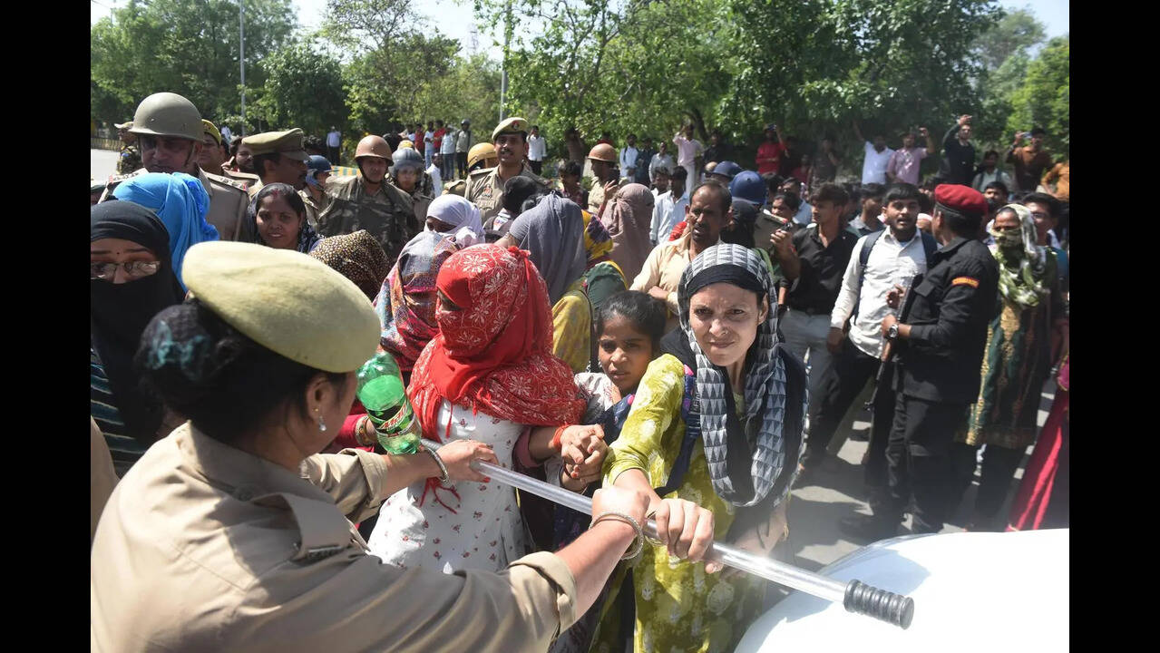 As Haryana hikes minimum wages, workers protest on streets in Noida, demand  pay parity | Noida News - The Times of India